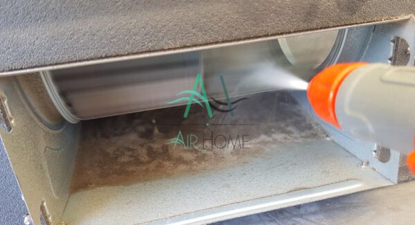 新北市英速魔法學院-乾華校區 / 學校冷氣清洗 這邊看到的位置是風鼓拆開後,就能看到裡面的熱交換器(鰭片)
清洗前是送風機長期吸入的髒物都會卡在裡面,加上長時間與裡面的冷凝水待在一起,就會形成黴菌、細菌