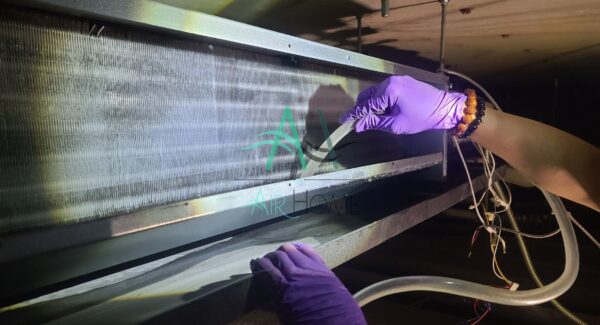 新竹豐邑 喜來登大飯店 – 中央空調 室內機排水盤清潔也是很重要的工序之一當排水盤髒污過多時,造成無法正常排水則會導致冷氣漏水現象
如現場有重要儀器、辦公桌在冷氣下方時可是會造成財物損害問題